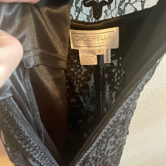 Cinderella Divine black detailed lace STUNNING gown w/ built in bra. - Picture 3 of 8